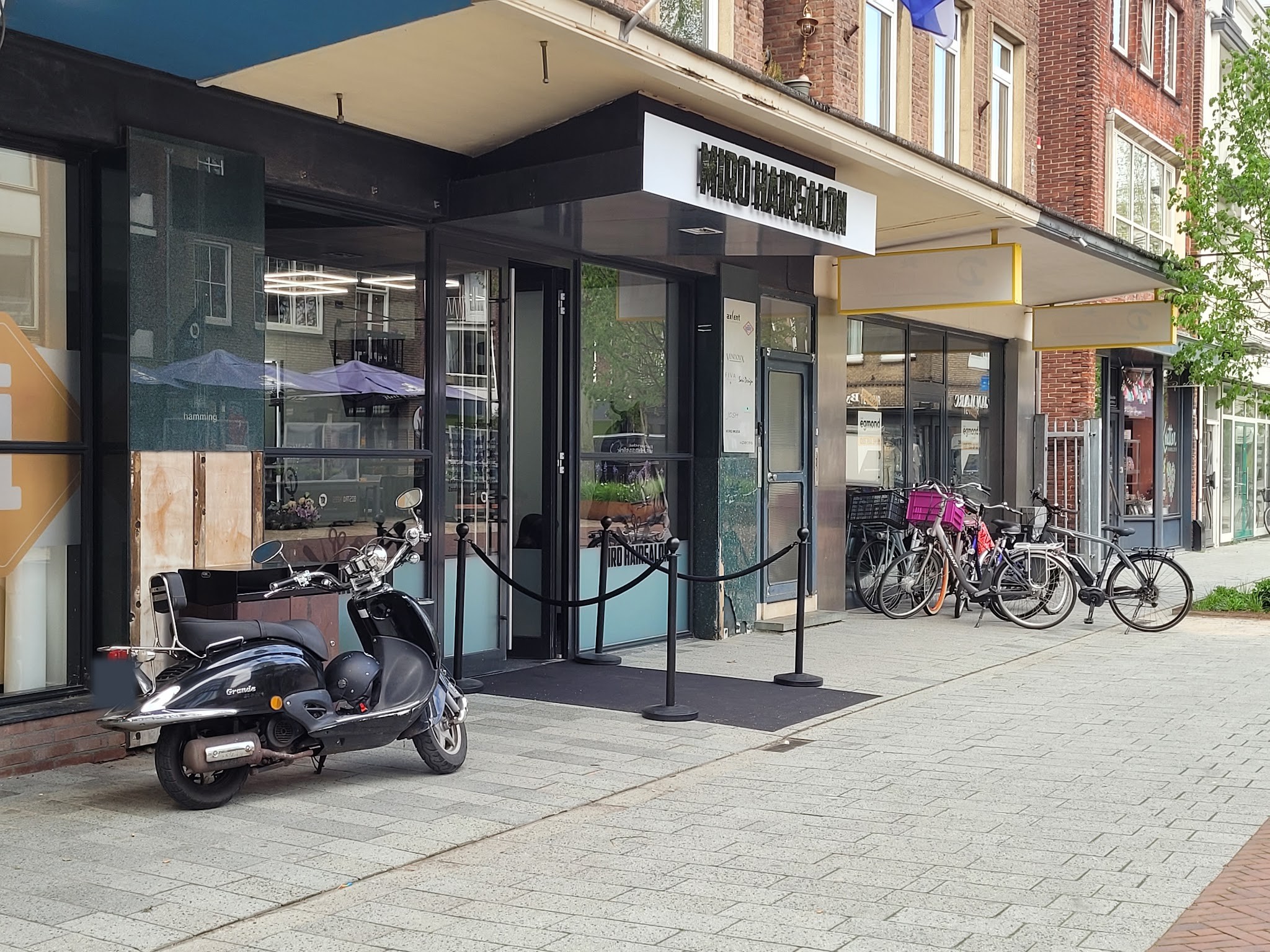 De winkelpui van Miro Hairsalon aan de Molenstraat 5 met de naam boven de deur